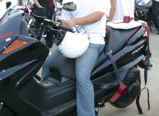 �o�C�N�ɌŒ�p�̃x���g�𑕒�