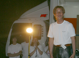 ���J���̎Q���ЁA�X�^�b�t�Ɉ��A