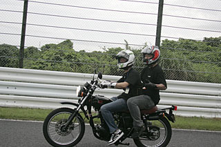 �R�[�X�𑖂郉�C�_�[�Ɛg���