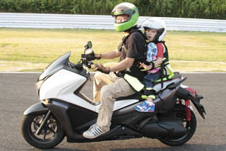 �R�[�X�𑖂郉�C�_�[�Ɛg���