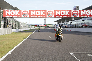 ���C���X�^���h�O�𑖍s