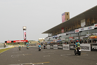 ���C���X�^���h�O�𑖍s